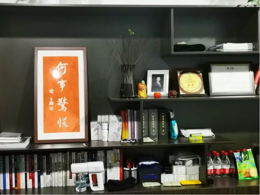 徐朝华:漫步徐行 何事惊慌(图2) 图片 1.jpg