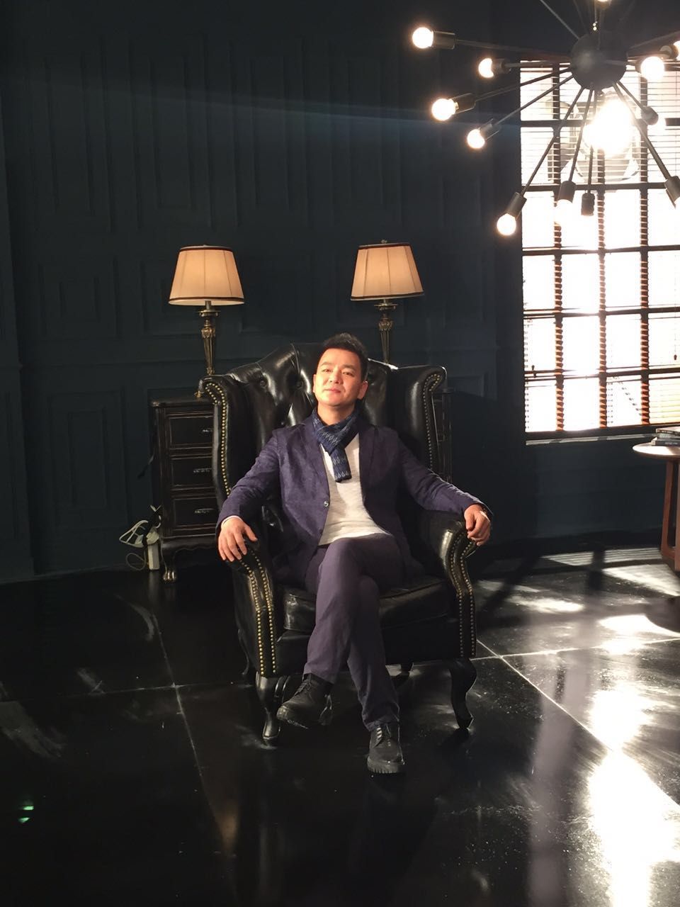 歌曲《难不难》由歌手荆涛演唱:面对挑战,勇敢前行(图1)