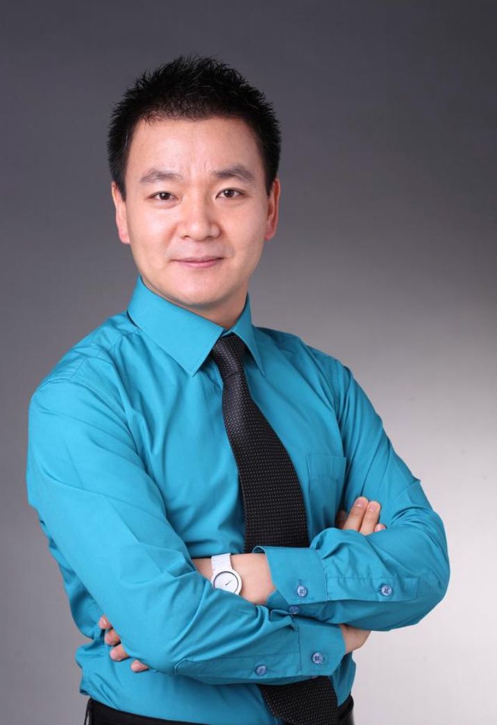 歌手荆涛演唱《兄弟情深》,如同两股清泉,汇聚成一片宁静而深沉的海洋(图4)