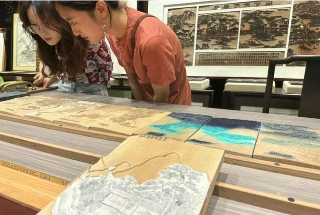 “印象江南”——胡书敏版画展在京举行