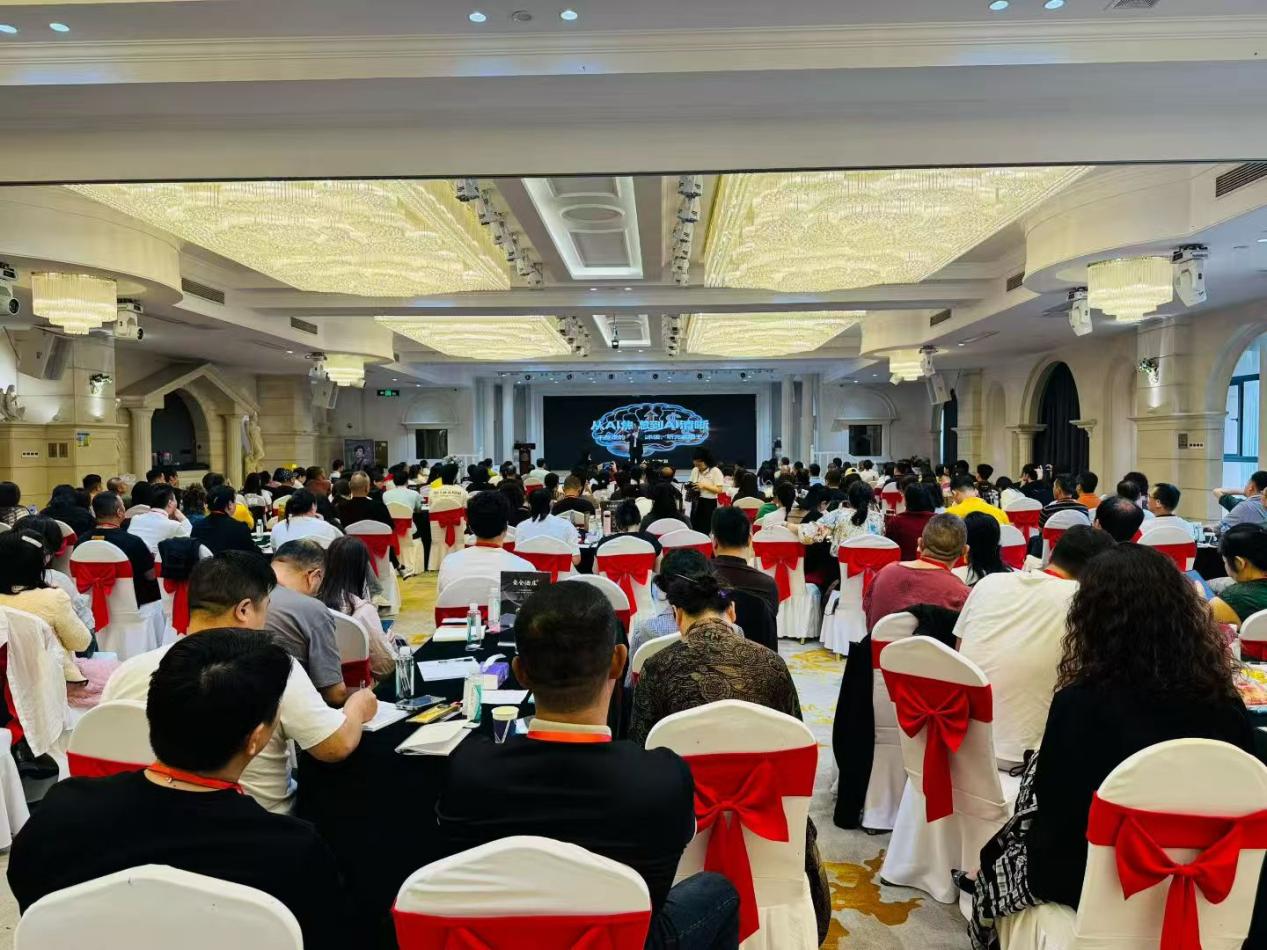 告别“单打独斗”:云仓酒庄ai实战课如何让经销商拥有“超级团队”?(图1) 67617b6c4b97584344e7790ce7f606d9